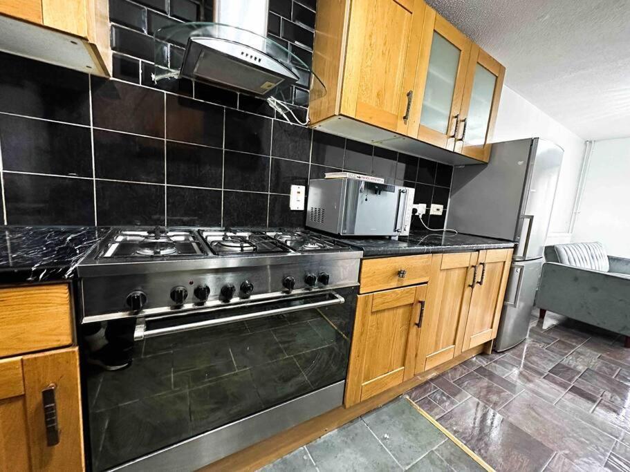 New! 4 Bedroom London House With Garden And Lawn Exterior photo